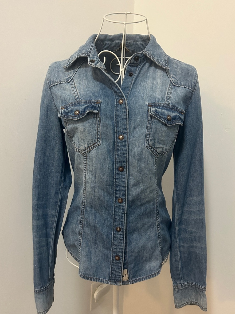 Guess 1981 Women’s Light Wash Denim Western Button-Down Shirt XS